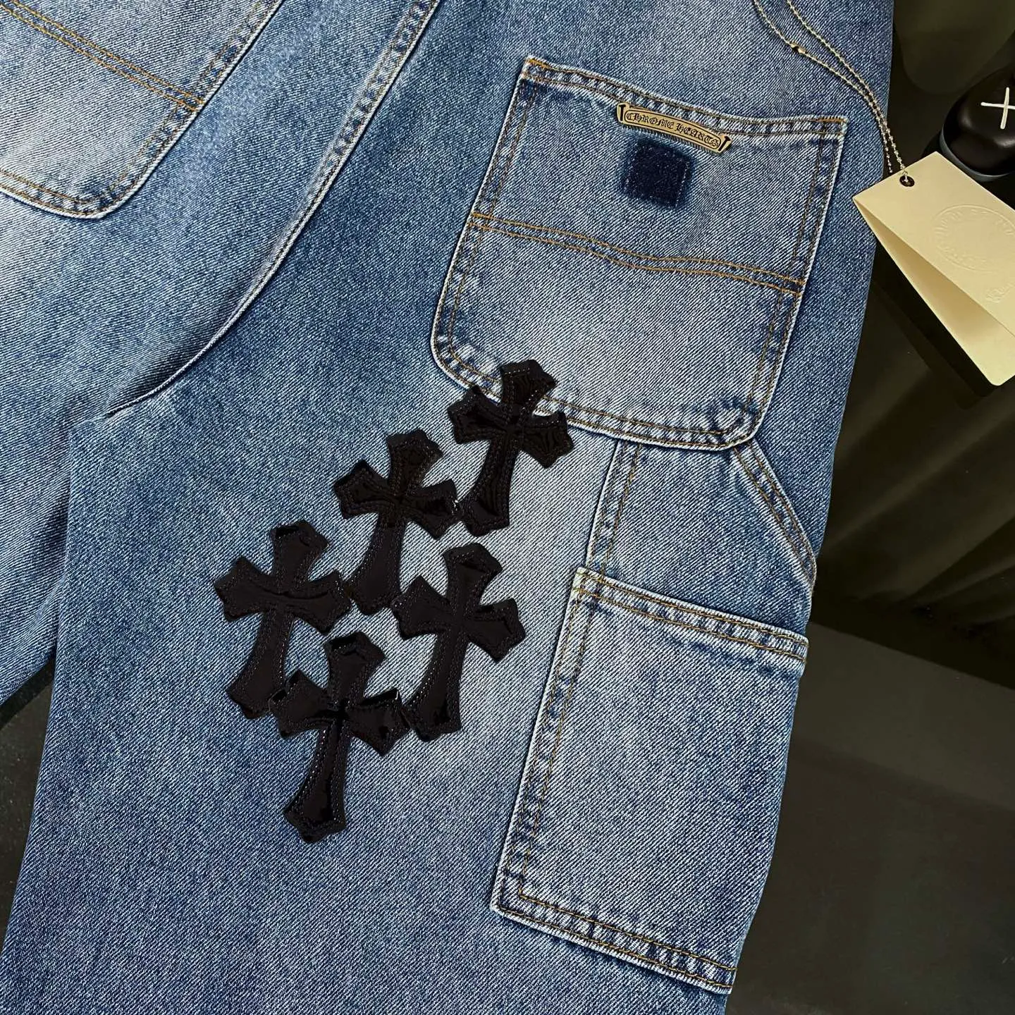 P270 CH Chromehearts limited edition work jeans denim logging pants, cabinet price 34W level, patchwork cross pattern embellishment, washed jeans! ! An absolutely high-end luxury product, a 1.9W-level god-level single product, a super popular product, made by top heavy industry, a magic weapon that cannot be missed! [About Zangyin] This is an extremely luxurious fashion brand that can also be called the aristocracy of the high street. It has always been an exclusive brand for some hipsters or rich second generations. Compared with ordinary high streets, it is more luxurious and noble. Compared with luxury brands, it is more fashionable and individual. It has always been a brand that I have a special liking for. [Top heavy industry fashion design] Consistently high-street luxury style. Speaking of this style, the Zangyin family and GU family are definitely the leading representative brands. Especially the Zangyin family has really achieved a state-of-the-art effect in creating high-street style. The unique washed material is used to create this style. The color system is already quite eye-catching. After it is decorated with patchwork cross flowers, it cleverly highlights the charm of the brand. Secondly, this style uses classic The high-waist cutting design highlights the long legs and fashionable temperament of the upper body. The brand is highly recognizable and the slim fit configuration is more suitable for daily wear. It is a product that interprets personality, fashion, and specifications at a glance. This single product is enough to make any fan excited. It can be a white T-shirt for a youthful college style, or a tight suspender for a royal style. It has strong matching ability and can be easily controlled by men.  [Materials and craftsmanship] Needless to say, this point goes without saying. As an excellent craftsman brand, Zangyin’s requirements for details and craftsmanship are really perfect. The washed color of this model has gone through so many processes, not to mention the embellishment of denim appliques. It is also purely hand-made and sewn. Just like what they believe in, only hand-made things have soul and have the meaning of wear. A top-notch heavy-duty fashionable denim item, I look forward to your perfect interpretation! !  Color: blue Size: 28-34